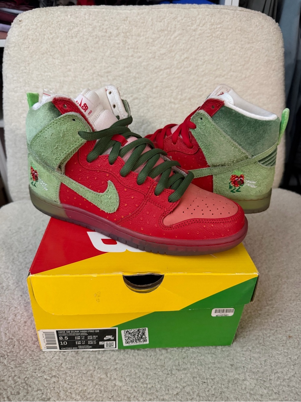 Mens nike SB strawberry cough high tops